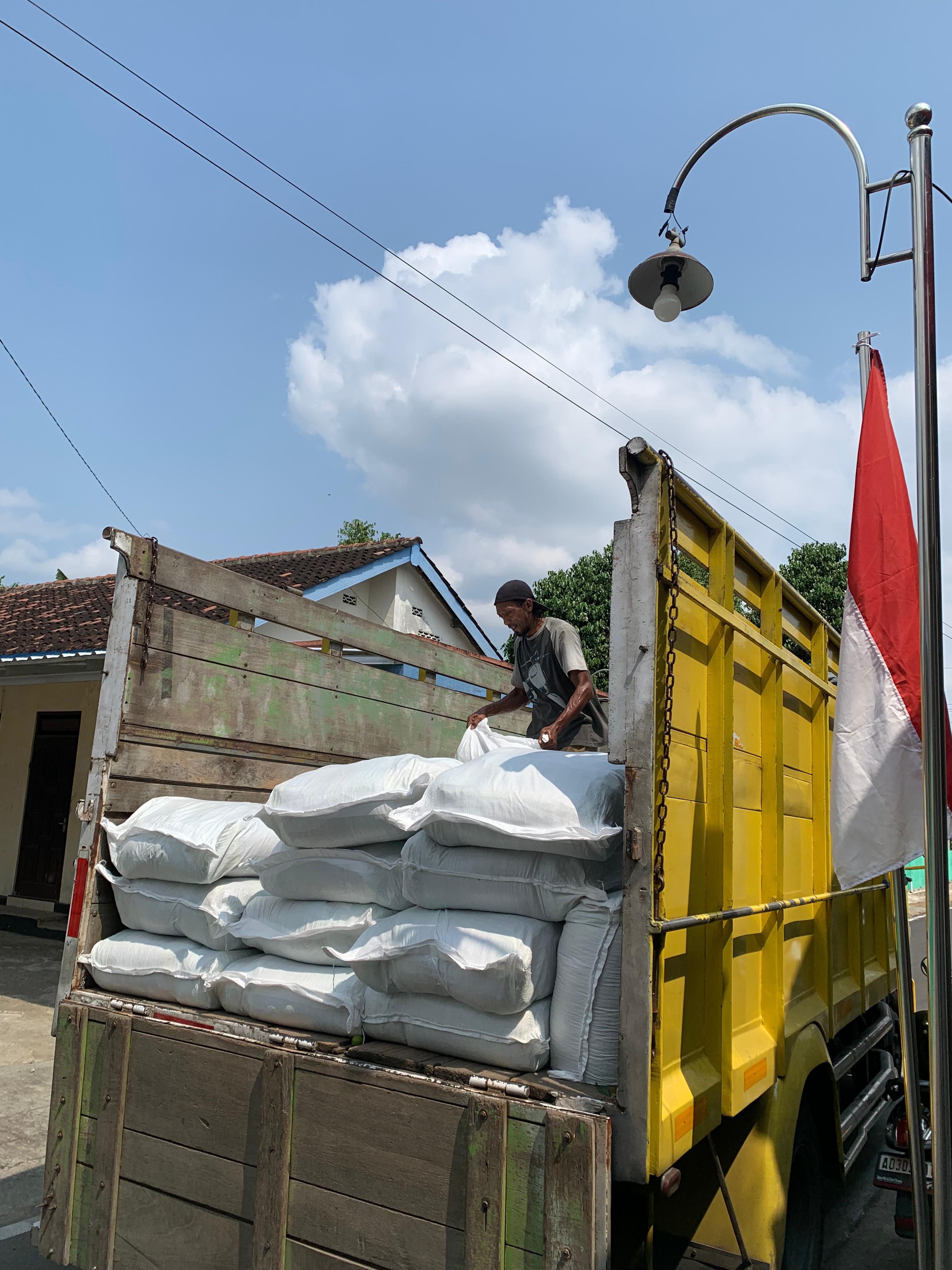PENYALURAN BIBIT BENIH PADI PADA KEOMPOK TANI DI DESA LABAN
